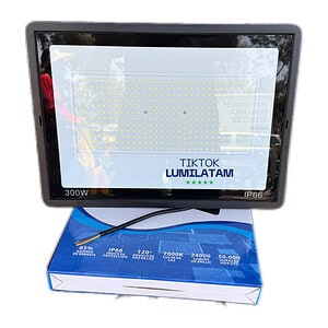 Reflector LED CUBULL de 300W ofrece una solución de alto rendimiento para iluminar espacios amplios con eficiencia y estilo. Con luz fría de 7000K, 24,000 lúmenes