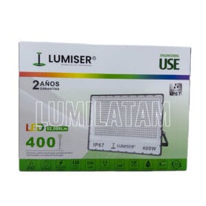 Reflector LED de 400W de LUMISER, un proyector de alta potencia diseñado para aplicaciones industriales, fachadas y escenarios deportivos exigentes. Con un impresionante flujo luminoso de 52,000 lúmenes y una eficiencia energética de 130 Im/W, este equipo ofrece una proyección de larga distancia con luz blanca de 6500K. Su robusta construcción en aluminio cuenta con certificaciones de protección IP67 contra agua fuerte y resistencia a impactos IK10, garantizando un rendimiento impecable en condiciones climáticas extremas.