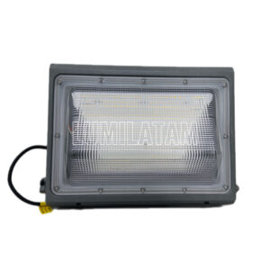 Luminaria LED Wall Pack de 60W, una solución de alto rendimiento diseñada para la máxima eficiencia energética (clase A++) y durabilidad extrema. Este equipo proporciona un flujo luminoso de 7,800 lúmenes con una eficacia de 130 m/W y destaca por su versatilidad gracias a un interruptor CCT seleccionable que permite alternar entre 3000K, 4000K y 6500K según el ambiente requerido. Fabricada en aluminio robusto con grado de protección IP67 contra agua y polvo, y resistencia a impactos IK10, esta luminaria garantiza una vida útil de 60,000 horas y cuenta con protección contra sobretensiones de 7KV, asegurando una inversión fiable y de bajo mantenimiento para entornos industriales y comerciales.