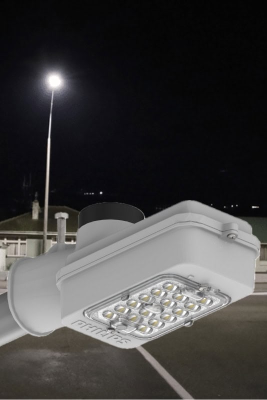 Luminaria LED Philips para alumbrado público de alta potencia instalada en poste para iluminación vial en Perú.