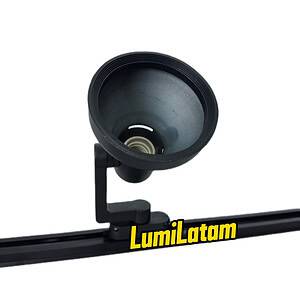 Eleva el estándar de iluminación en tus proyectos comerciales con la Base PAR LED 30 de DAXSO, la solución robusta y elegante diseñada específicamente para lámparas de alta potencia. Esta base profesional es perfecta para instalar focos PAR 30 (como los de 45W), permitiendo una dirección precisa de la luz gracias a su soporte ajustable que facilita el enfoque sobre productos, vitrinas o áreas destacadas.