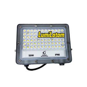 Reflector LED Mango de 50W, una herramienta de iluminación robusta que genera un potente flujo de 5,000 lúmenes con una temperatura de color de 7600K para una luz blanca cristalina. Este modelo de alto desempeño cuenta con 80 LEDs de última generación integrados en una carcasa de aluminio inyectado, diseñada para una disipación de calor eficiente que asegura una vida útil de 25,000 horas