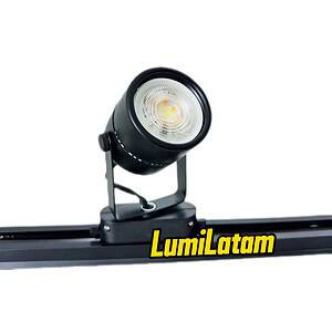 Dale libertad total a tu diseño de interiores con la Base Proyectora GU10 para Riel de Nuvora, la pieza clave para una iluminación personalizada y sofisticada. Esta base de alta calidad te permite elegir y cambiar fácilmente cualquier dicroico con socket GU10, dándote el control total sobre la potencia y el tono de luz que prefieras para tus espacios.