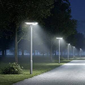 Farola Solar UFO Black, la solución definitiva para iluminación de parques, estacionamientos y jardines, disponible en LumiLatam.com. Su diseño circular tipo "UFO" garantiza una distribución de luz uniforme en 360°, eliminando puntos ciegos y ofreciendo una estética vanguardista en color negro mate que se adapta a cualquier entorno urbano o residencial.